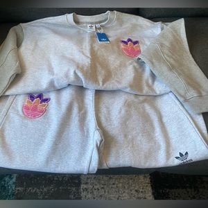 Women’s brand new adidas track suit                        Last price drop👈🏽